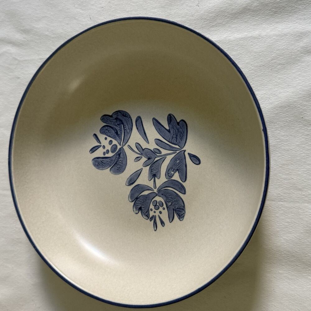 Pfaltzgraff Yorktowne Blue Flower Round Serving Bowl 8.5”Great Condition 💙